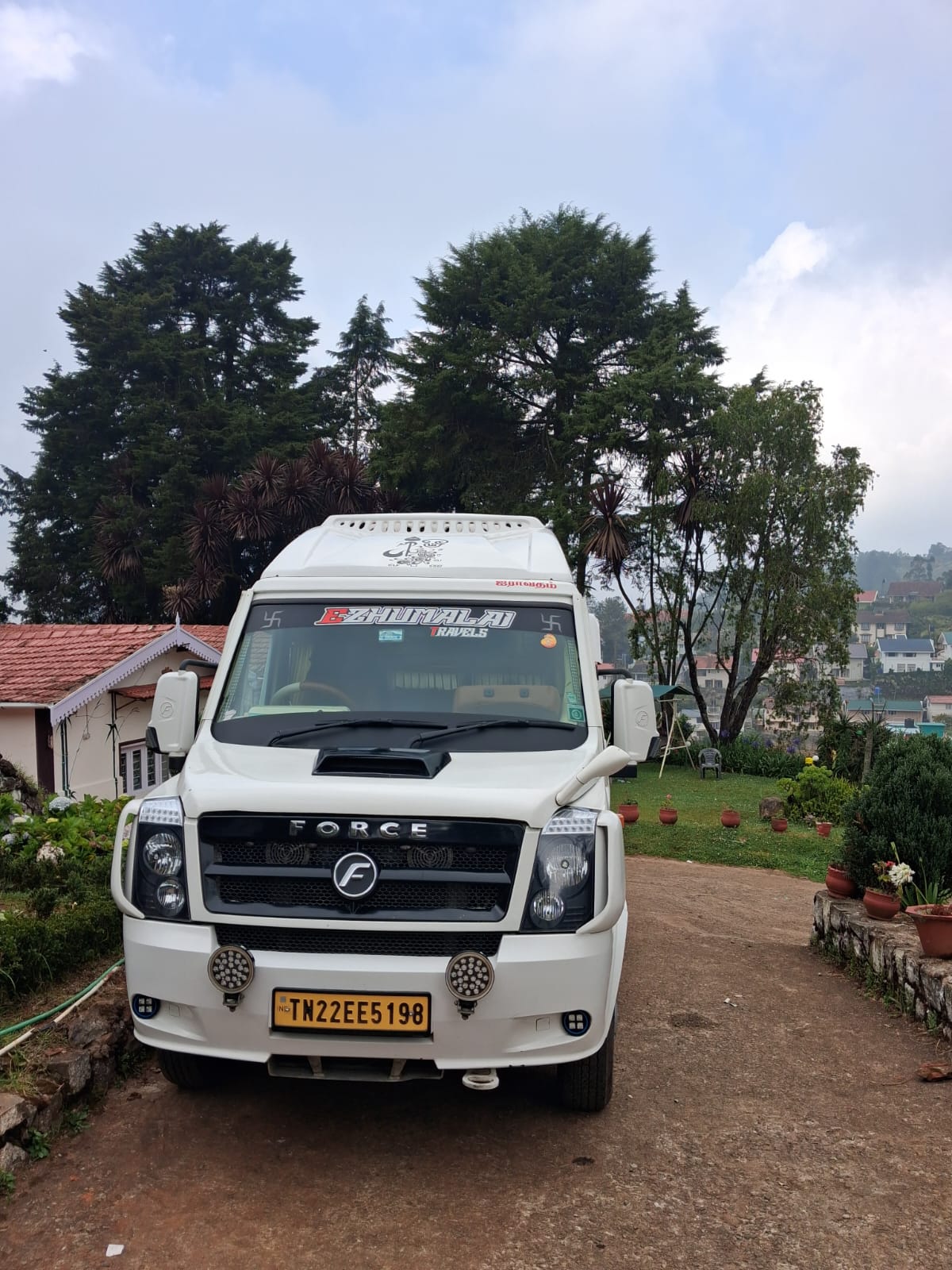 13 Seater Tempo Traveller